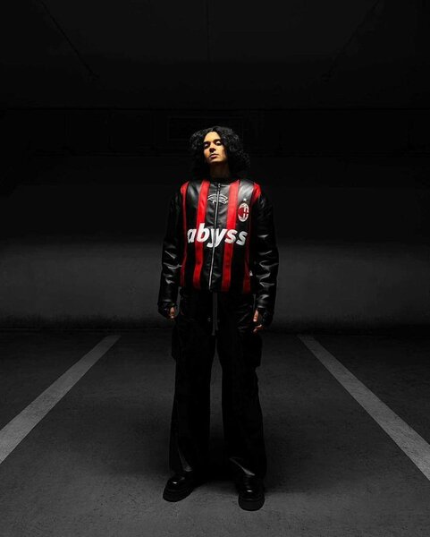 Veste en cuir rouge et noir