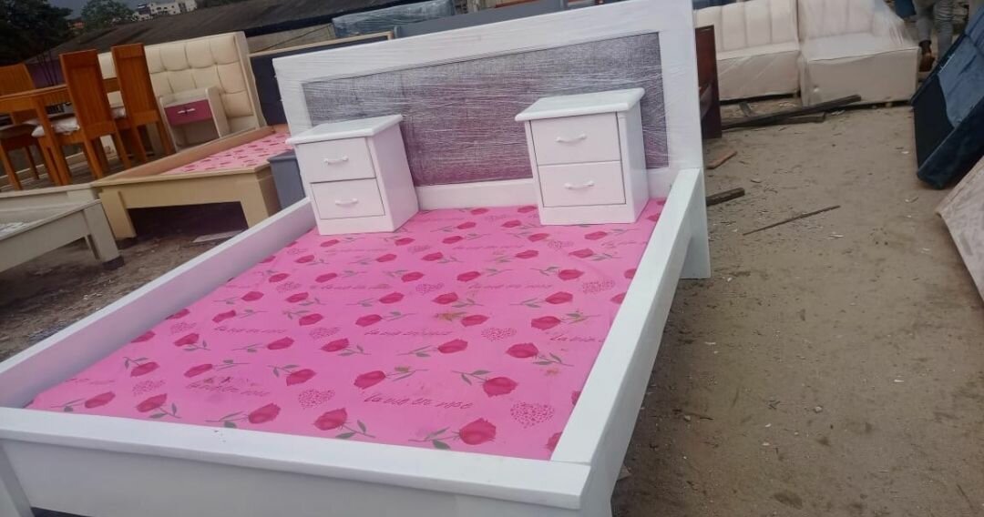 Lit double moderne avec tables de chevet