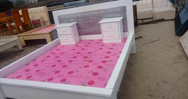 Lit double moderne avec tables de chevet