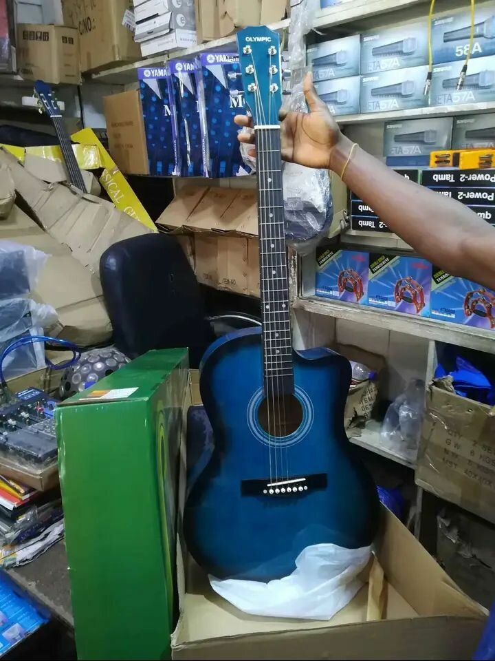 Guitare acoustique bleue élégante