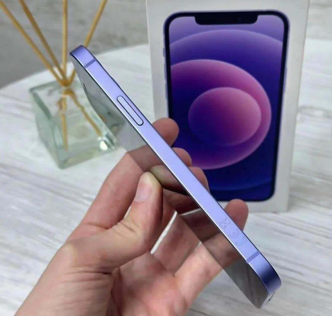 iPhone 12 en violet