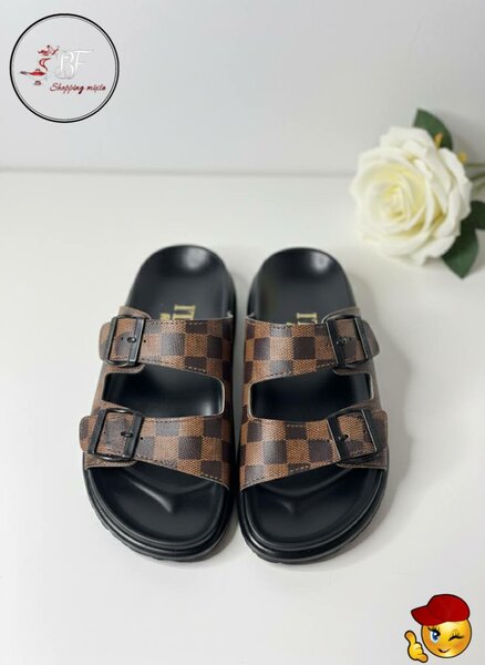 Sandales à carreaux élégantes