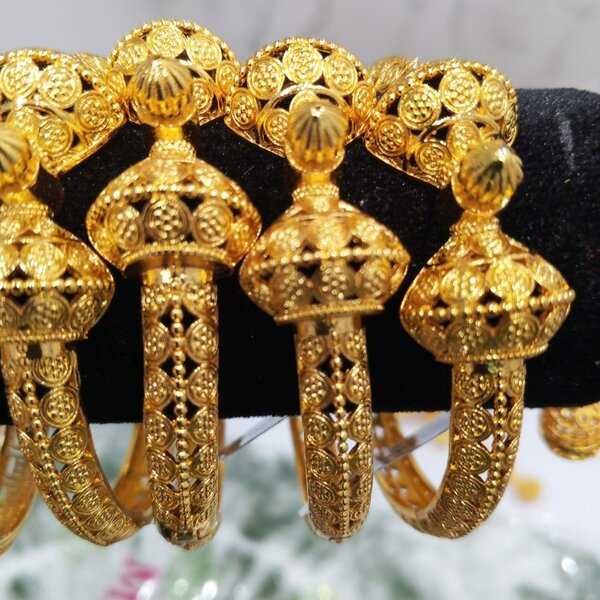 Bracelets dorés élégants