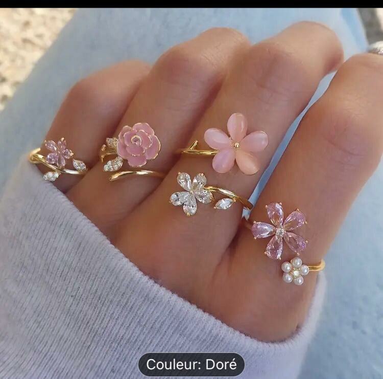 Bague dorée fleur élégante