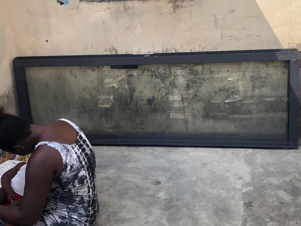 Cadre de fenêtre en aluminium noir