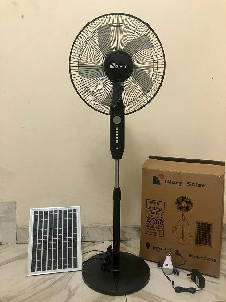 Ventilateur sur pied solaire moderne