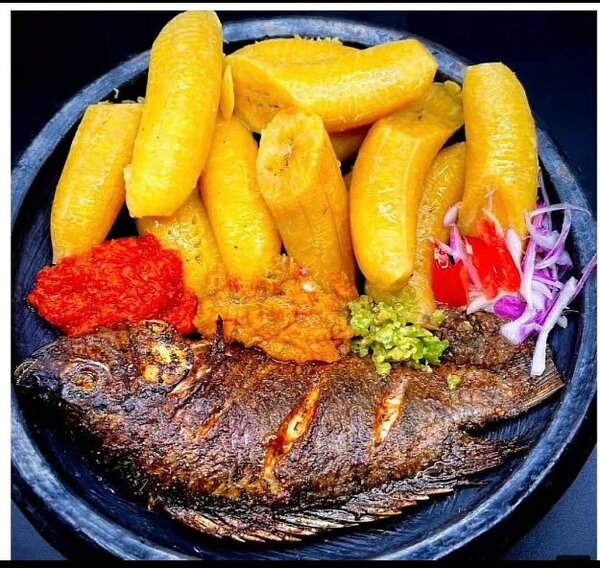 Assiette de poisson grillé et plantains