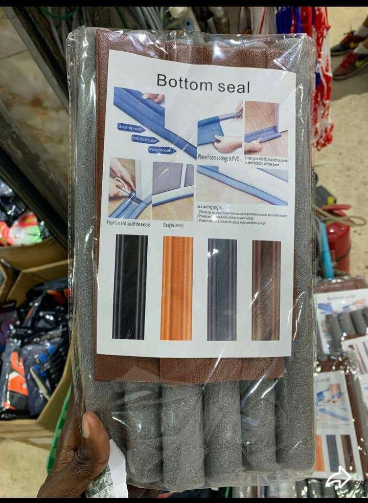 Bas de porte isolant universel