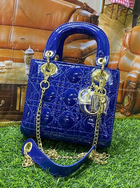 Sac à main en cuir verni