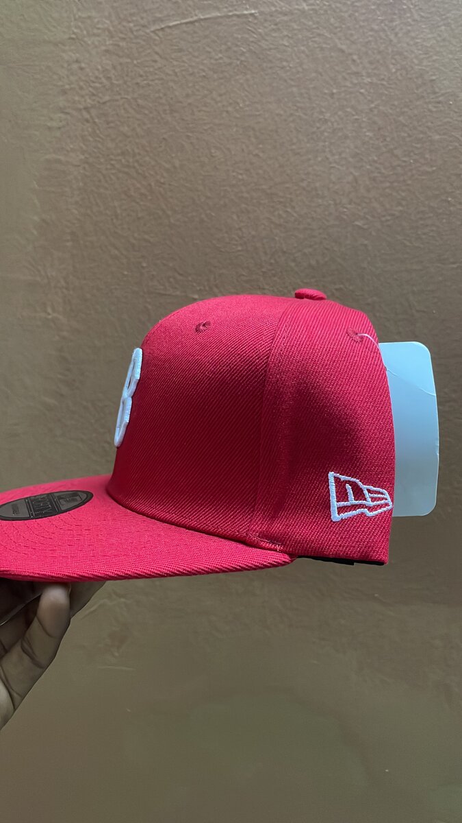 Casquette rouge brodée B