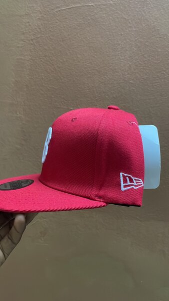 Casquette rouge brodée B