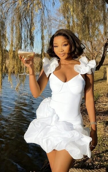 Robe Blanche Ébouriffée Élégante