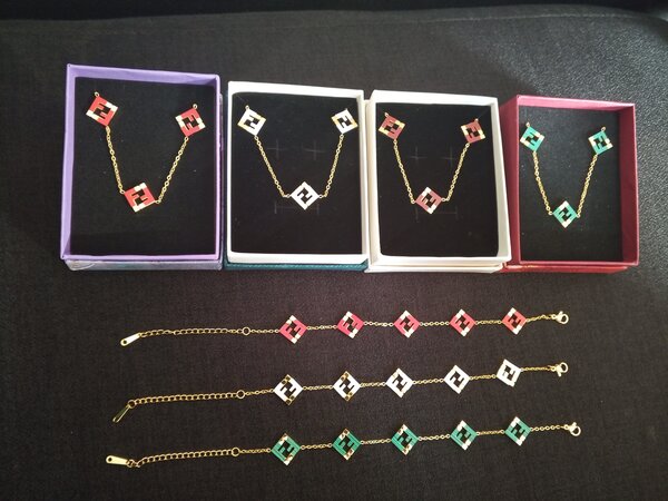 Bijoux élégants chaînes dorées