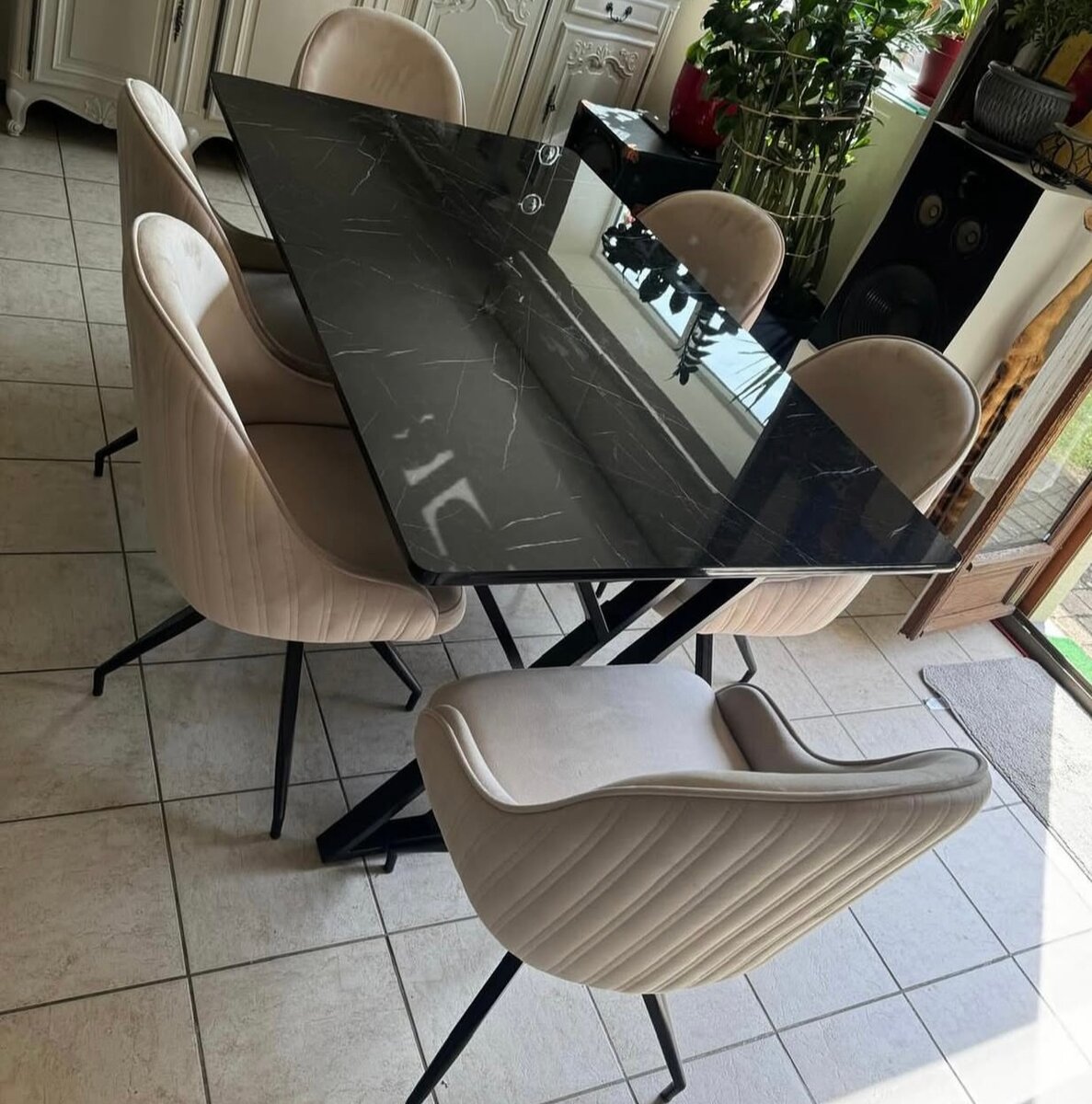 Table à manger noire moderne