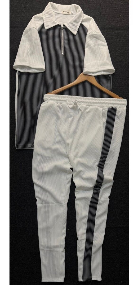 Ensemble sportif rayé moderne