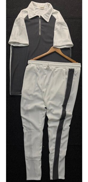 Ensemble sportif rayé moderne