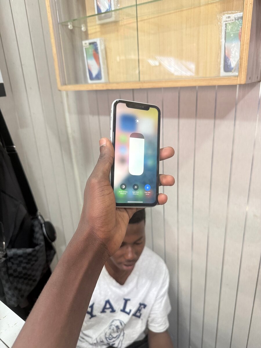 IPHONE XR ( 64 GIGAS )