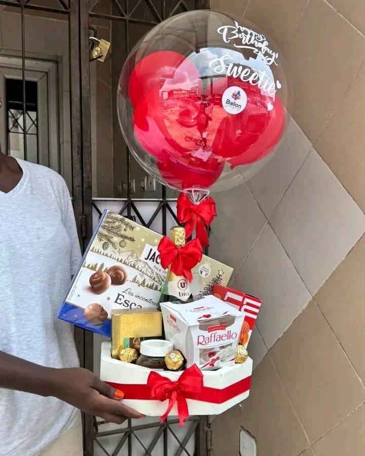 Panier Cadeau avec Ours en Peluche et Chocolats