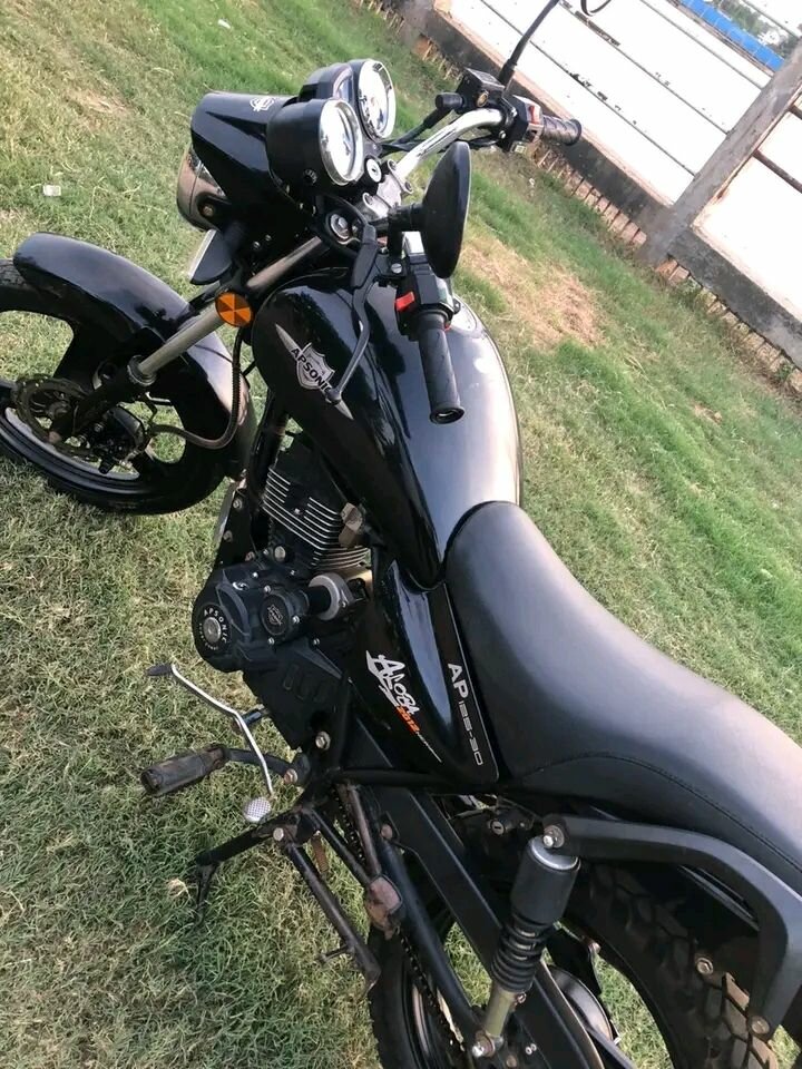 Moto noire classique robuste