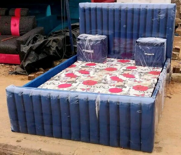 Lit design avec tête de lit et chevets