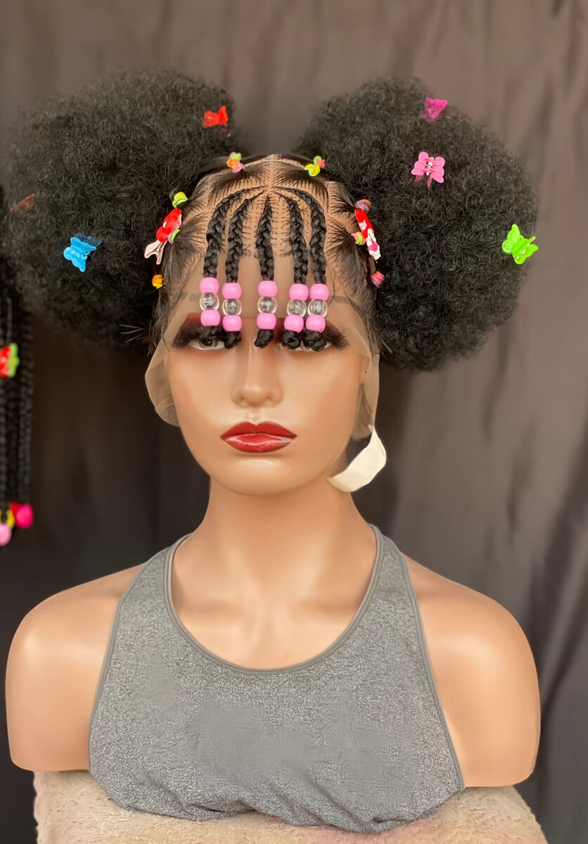Perruque avec tresses et accessoires colorés
