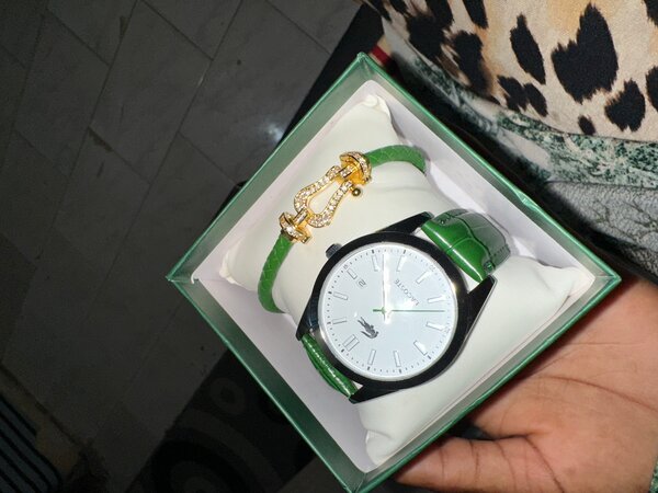 Montre luxe verte élégante