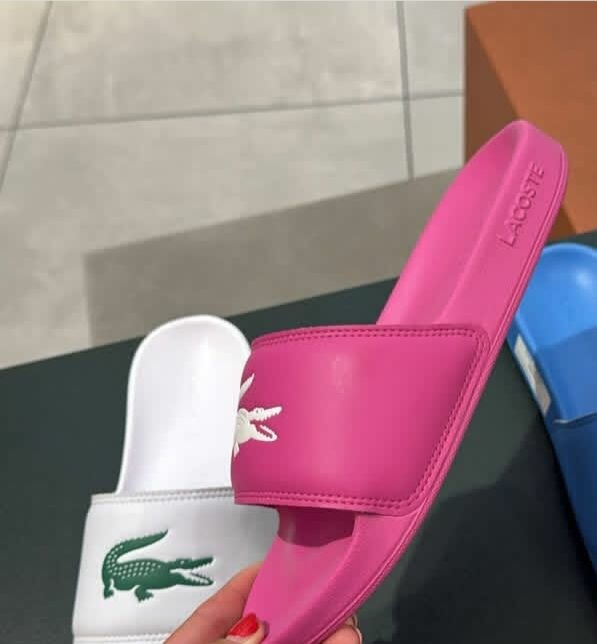 Claquettes Lacoste colorées