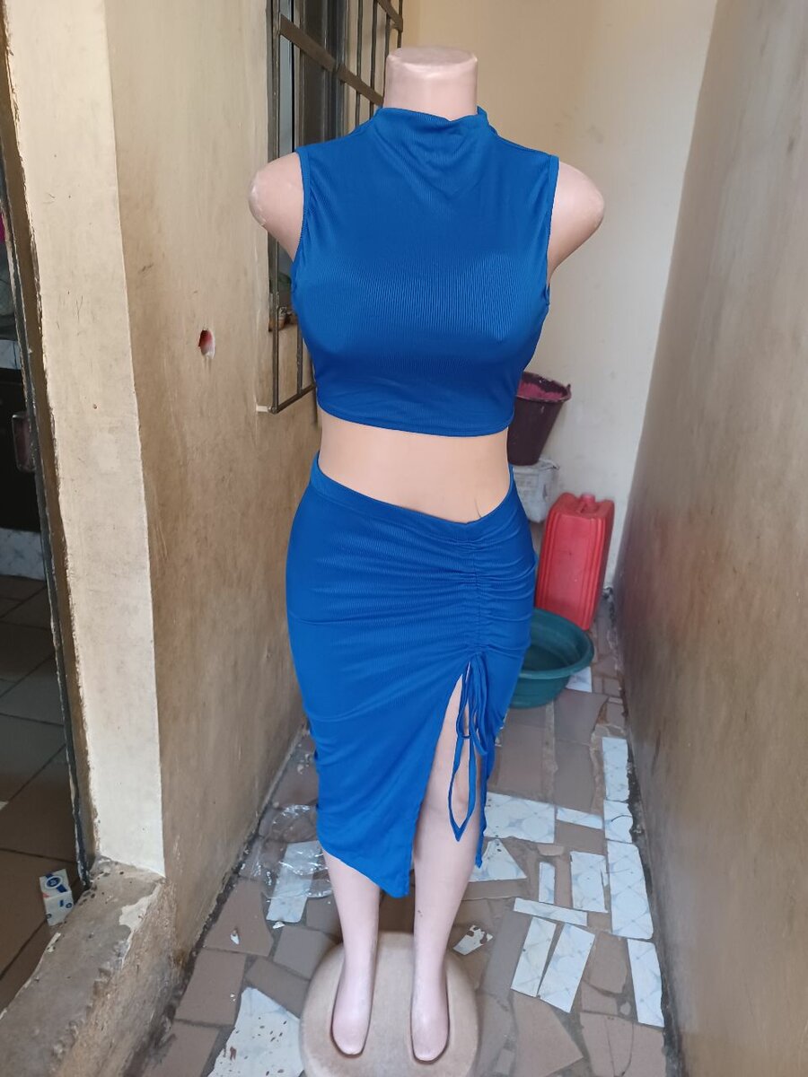 Robe bleu dos nu élégant