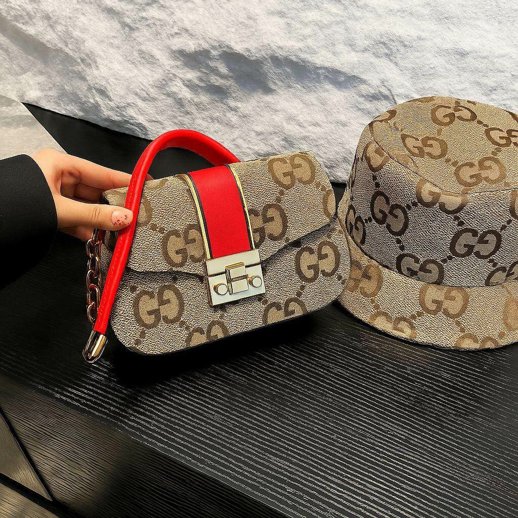 Sac à main et chapeau tendance