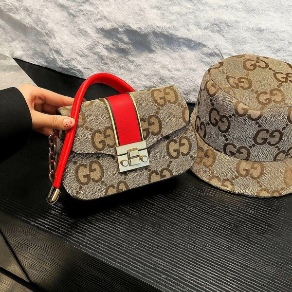 Sac à main et chapeau tendance