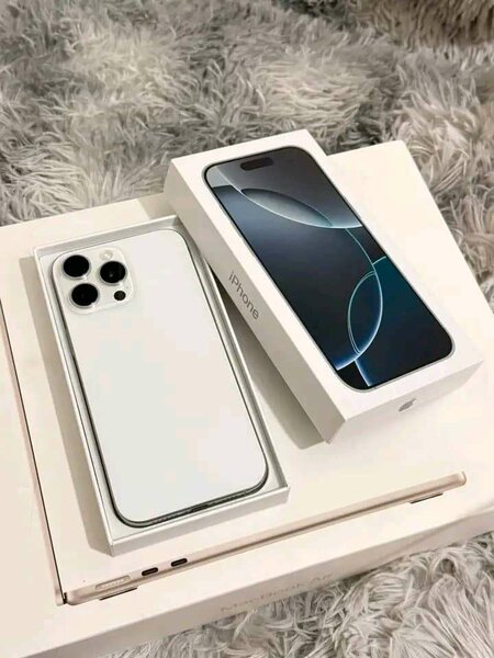 iPhone 15 pro max blanc élégan