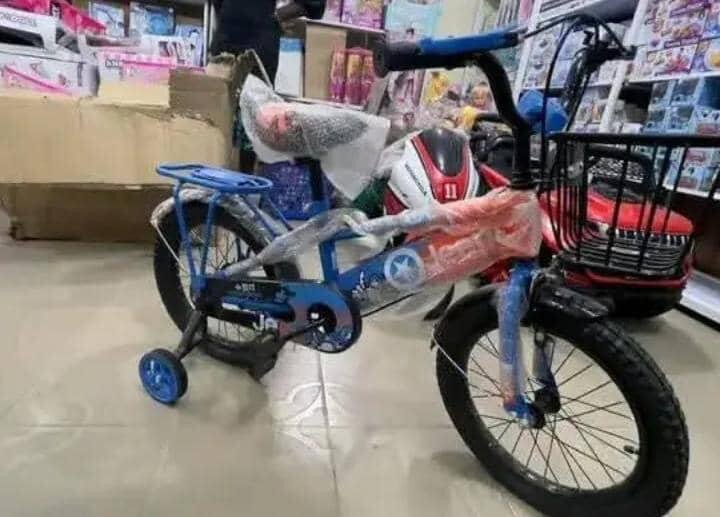 Vélo enfant avec stabilisateurs