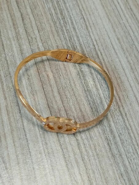 Bracelet doré élégant pierres