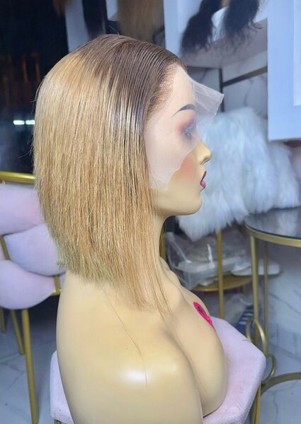 Perruque en dentelle bob blonde