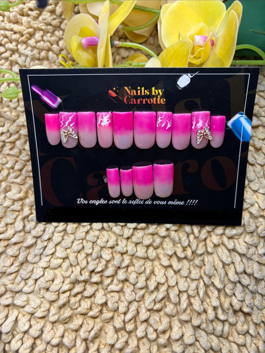 Ongles roses avec décorations