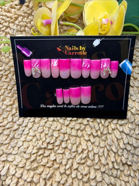 Ongles roses avec décorations