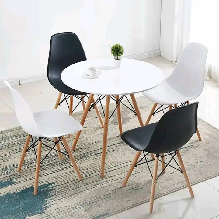 Ensemble table et chaises modernes