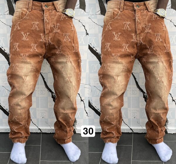 Jeans au style unique brodé