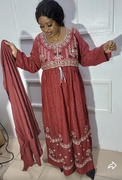 Robe longue brodée rouge