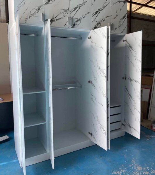 Armoire en marbre blanc avec portes