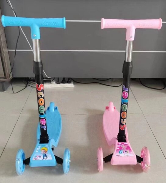 Trottinettes enfants colorées