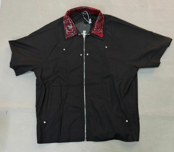 Chemise noire homme avec col rouge