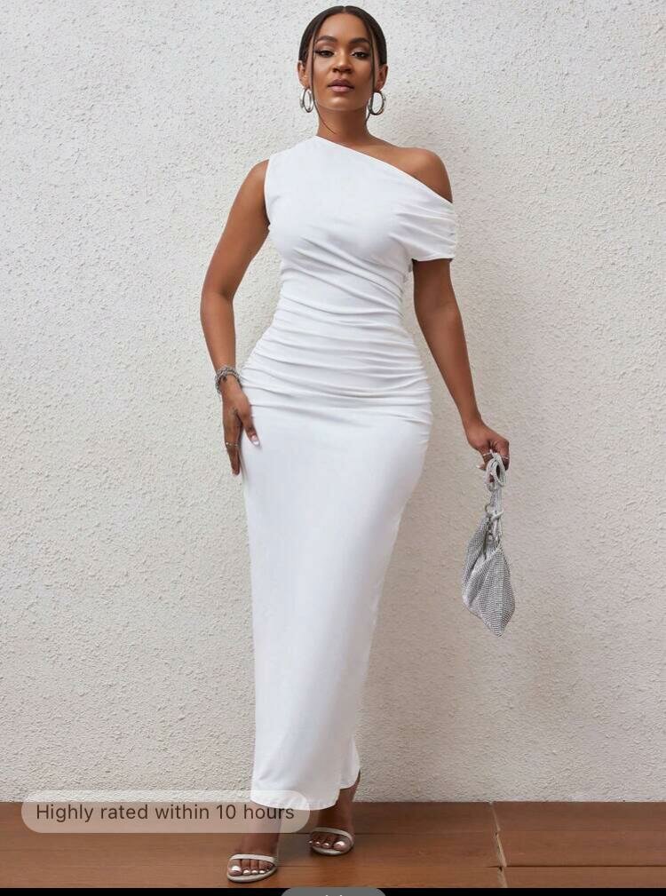 Robe blanche asymétrique élégante