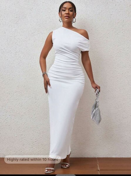 Robe blanche asymétrique élégante