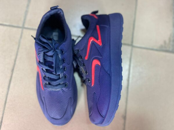 Baskets violet et rouge