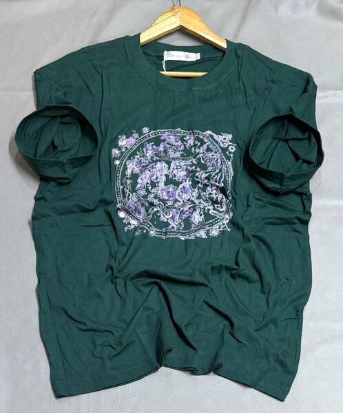 T-shirt vert foncé avec motif floral