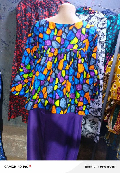 Robe colorée à motifs vibrants