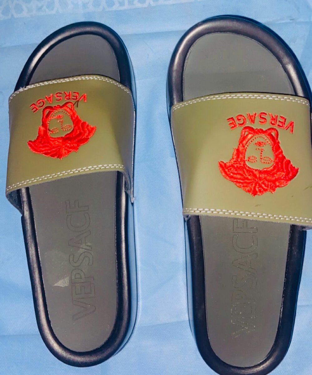 Sandales tendance logo luxe