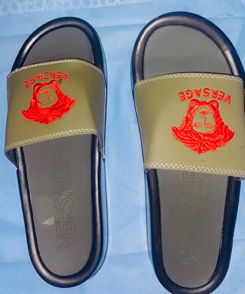 Sandales tendance logo luxe