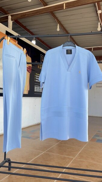 Combinaison médicale bleu ciel pour professionnels de la santé